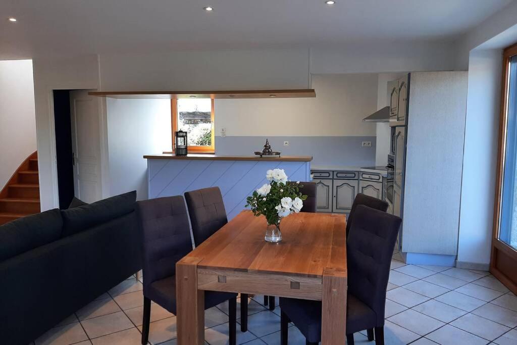 La Maison Bleue Saint-Sauveur-des-Landes Esterno foto